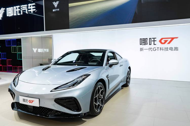 佛山81哪吒汽车在智能汽车领域的表现，领途汽车在新能源汽车市场中的影响力